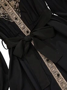 GlowEve 女士优雅黑色长裙，饰有金色编织缎带滚边和腰带设计，适合约会、派对、聚会、新年假期、中东节日等场合。 - 黑色和金色 - 查看 5