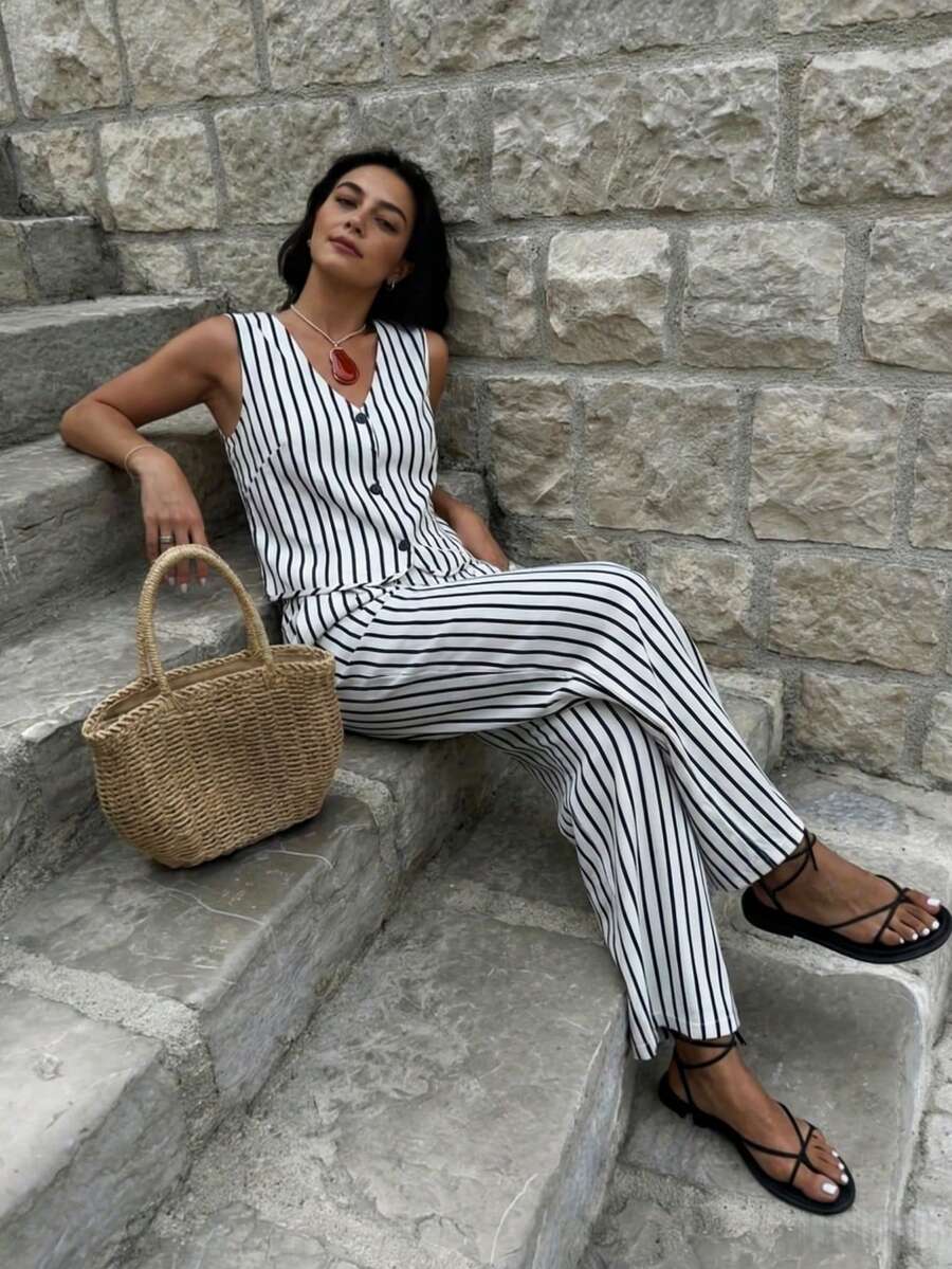 Pariaura Französisches Vintage-Ensemble: Ärmelloses Set mit schwarz-weißen Streifen – Elegante Damenweste mit Knopfleiste und weite Hose für den Frühling, perfekt fürs Büro. Ärmelloses Set: Elegante Damenweste mit Knopfleiste und weite Hose für den Sommer - Schwarz und Weiss - Übersicht 1