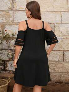 GlowEve CURVE Vestido preto casual elegante de verão com ombros à mostra, manga curta e modelagem ombro a ombro, ideal para férias. Disponível em tamanhos grandes. Ideal para usar como saída de praia ou maiô. Roupas de verão femininas plus size. - Preto - Ver 2