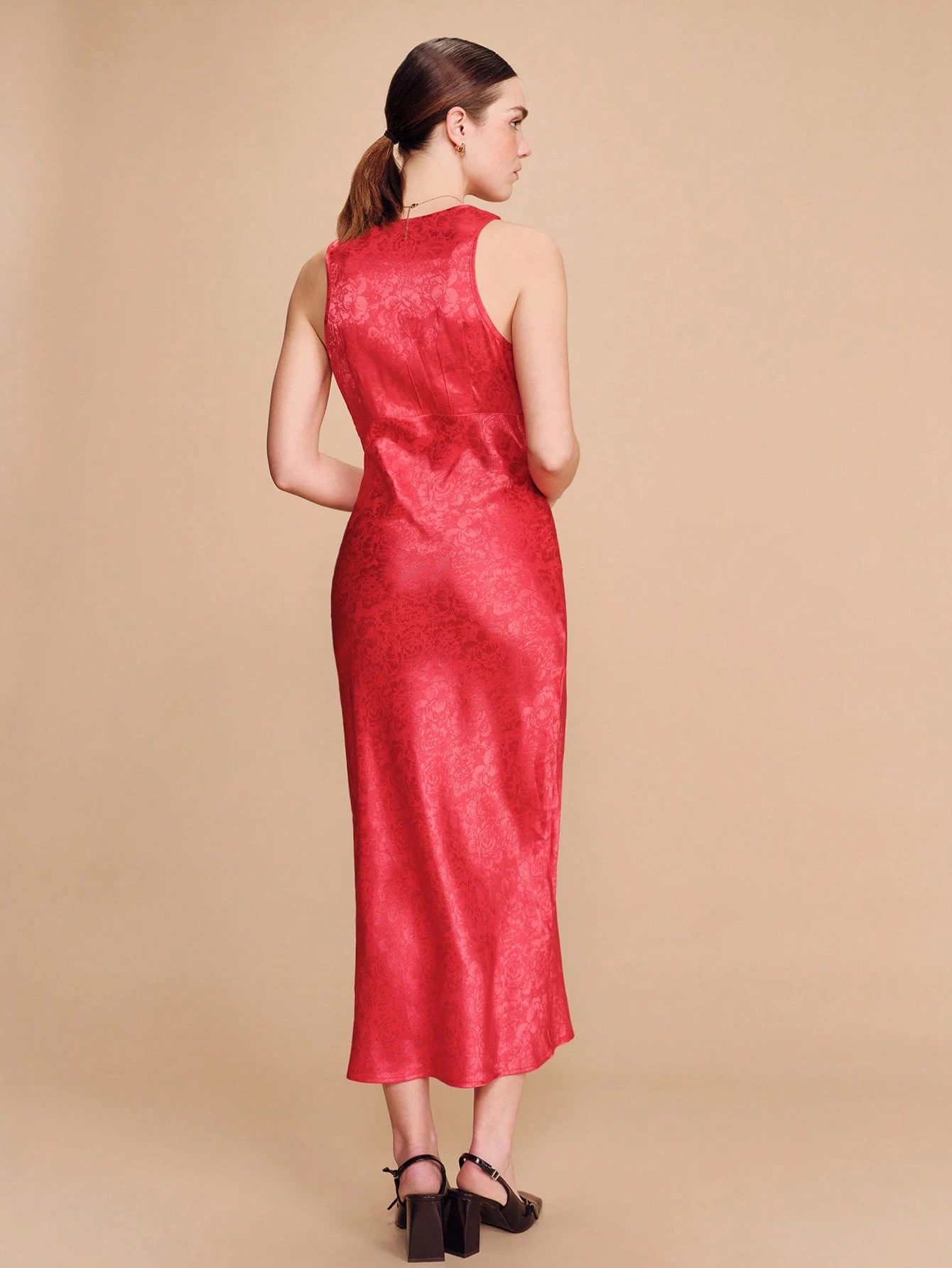 Vestido midi ajustado de satén jacquard rojo con escote en V profundo, sin mangas, con silueta elegante y romántica, estilo francés y parisino para San Valentín