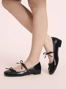 CUCCOO DOLLMOD Zapatos planos de estilo Mary Jane con punta cuadrada, lazo y correa de hebilla en el tobillo, en color negro, de estilo lindo y elegante para ir al trabajo - Negro - Ver 3