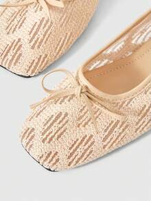 Sleekvia 女士经典蝴蝶结细节蕾丝网面时尚优雅舒适方头平底鞋 - 杏色 - 查看 4