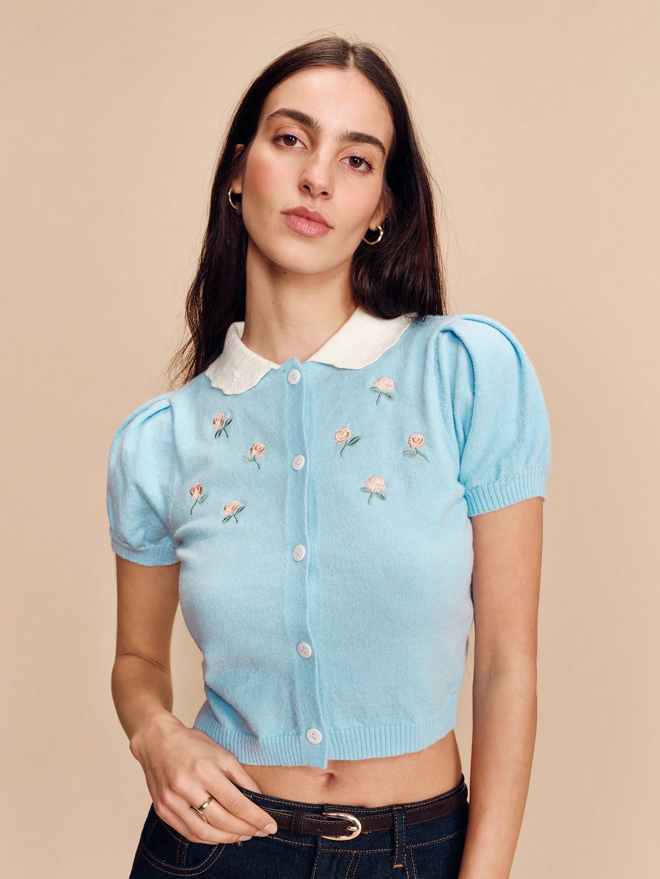 Niebieski haftowany dopasowany krótki kardigan z dzianiny z krótkimi rękawami i białym kołnierzykiem z falbanką Uroczy wiosenno-letni styl Francuski styl Paryski styl