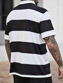 Devon Thys 男士休闲撞色条纹纽扣 Polo 衫 - 黑與白 - 查看 2