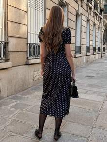 Pariaura Đầm maxi chấm bi đen trắng mới về năm 2026 dành cho nữ, cổ búp bê dễ thương với dây buộc nơ, tay áo ngắn phồng, viền ruy băng lượn sóng, phong cách thường ngày đi làm và đi nghỉ mát. - Đen và trắng - Xem 2