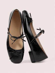 CUCCOO DOLLMOD Zapatos planos de estilo Mary Jane con punta cuadrada, lazo y correa de hebilla en el tobillo, en color negro, de estilo lindo y elegante para ir al trabajo - Negro - Ver 2