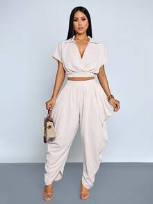 SOLERSUN 女士优雅时尚杏色V领露脐褶皱短袖上衣，配金色纽扣和高腰口袋垂褶哈伦裤两件套，优雅的办公室和休闲装扮 - 杏色 - 查看 6