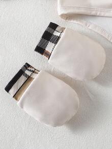 新生儿经典米色和黑色格子围兜，配套米色长袖格子按扣裆连体衣、裤子、帽子和手套六件套 - 杏色 - 查看 3