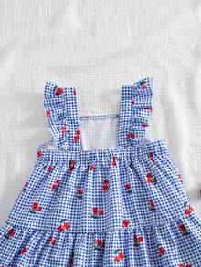 Vintaside Kids 这款少女夏季浅蓝色花园风长款吊带连衣裙，采用梭织面料，A字版型，柔和的浅蓝色调搭配精致的吊带设计，裙摆上点缀着白色小花图案，宛如春日盛开的花朵。肩带的荷叶边设计巧妙可爱，更添甜美层次感。适合假日海滩玩耍、郊游、居家休闲、婚礼、生日、派对表演等各种场合。 - 彩色 - 查看 5
