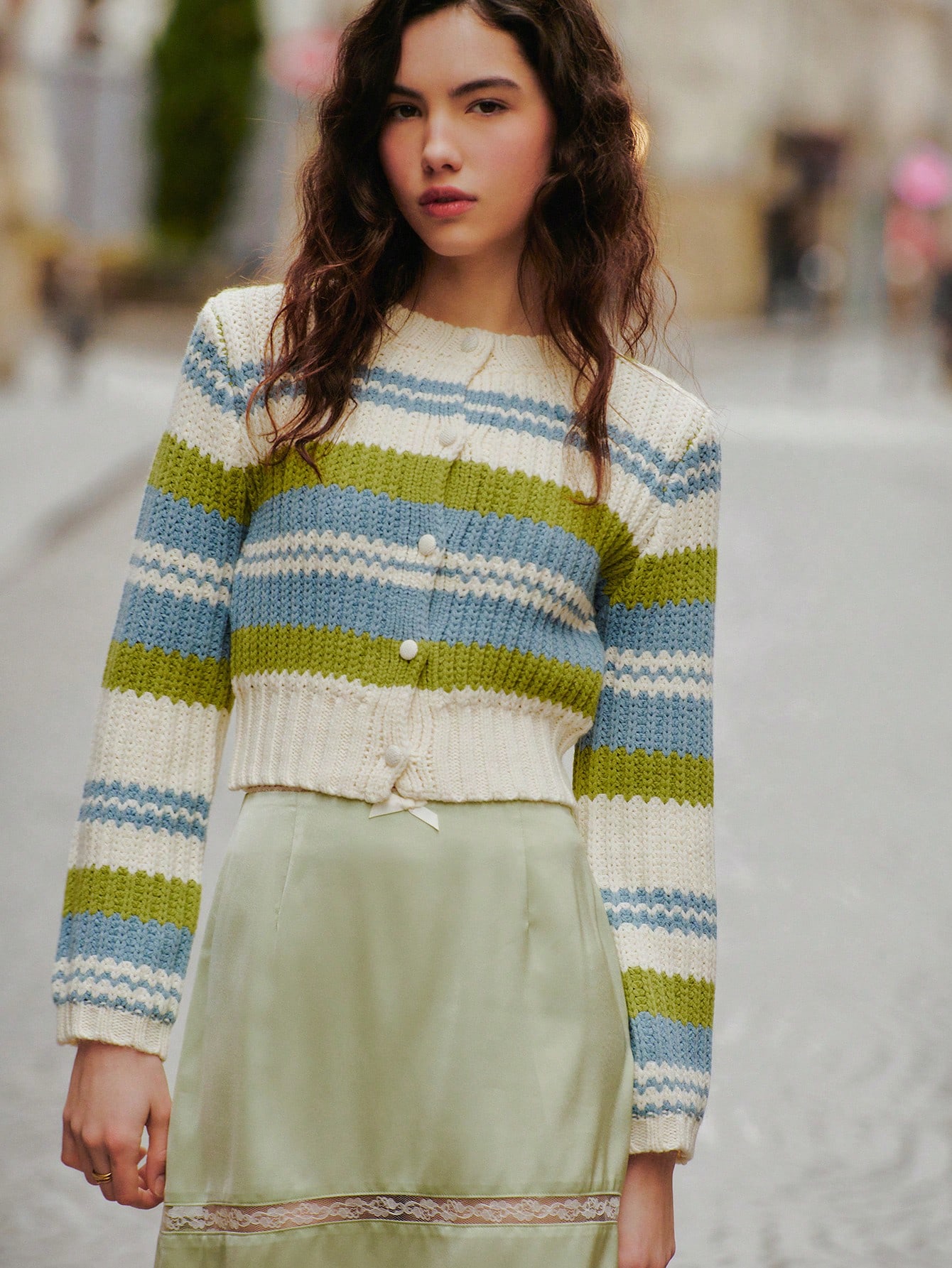 Zielono-niebieski dzianinowy kardigan w paski, zapinany z przodu na guziki, z długim rękawem, przytulny, uroczy, wiosenny, w stylu francuskim i paryskim