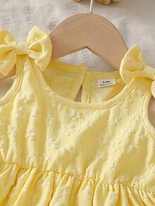 SHEIN 女婴黄色碎花无袖上衣搭配黄色裤子，饰有蝴蝶结，适合日常外出、运动、户外玩耍和度假。 - 黃色 - 查看 4