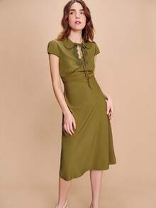 lacRébo Đầm midi ôm dáng màu kaki bằng vải satin, cổ Peter Pan và điểm nhấn ren dễ thương. - xanh quân đội - Xem 5