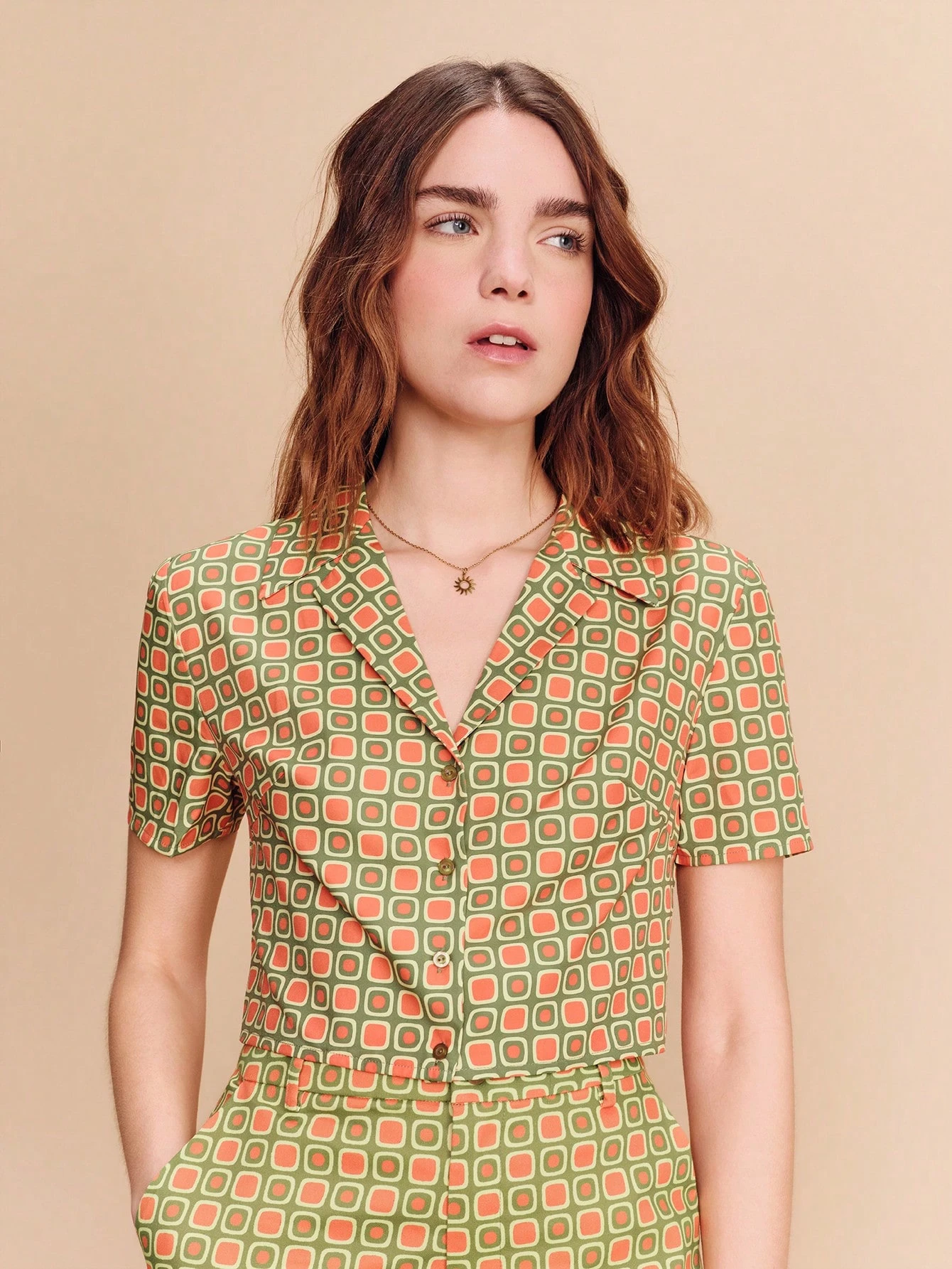 Olivgrünes geometrisches Muster Set mit Crop Top und hochgeschnittener Hose, im Vintage-Stil