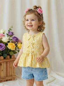 SHEIN Playful Pals 2026 女婴夏季时尚柔软舒适面料套装，度假旅行必备，女婴黄色格子雏菊甜美休闲两件套，圆领短袖T恤+牛仔短裤，清新学院风，适合户外、居家、运动、派对等场合 - 彩色 - 查看 10
