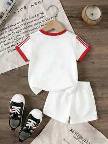 SHEIN Playful Pals 2件套，适合4-7岁女童，运动/可爱休闲风，红白撞色+爱心刺绣印花短袖T恤+短裤，轻薄面料，适合日常穿着、上学、休闲，春夏秋季皆宜。 - 彩色 - 查看 2