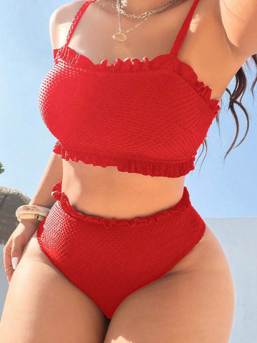 Swim Basics Conjunto de traje de baño de vacaciones en la playa para mujer, con parte superior tipo bandeau de tela jacquard de unicolor con adorno floral y Bottom tipo bikini de tela jacquard de unicolor con volante en la cintura, estilo minimalista sexy - Rojo - Ver 1