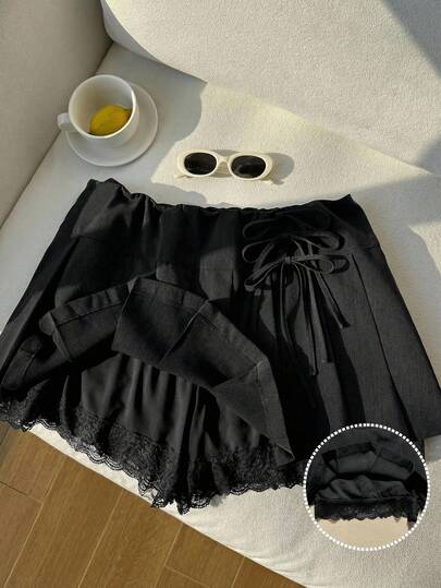 Comfortcana Váy xếp ly buộc dây bên hông dáng rộng dành cho nữ, phối cùng quần legging, váy ngắn ren tương phản.