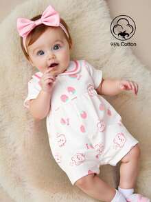 SHEIN Bộ đồ liền thân cho bé gái thời trang xuân/hè 2026 mới, chất liệu cotton mềm mại, in hình dâu tây hoạt hình, kiểu công chúa, thích hợp mặc hàng ngày và đi nghỉ mát, dễ dàng mặc vào/cởi ra bằng nút bấm. - Nhiều màu - Xem 5