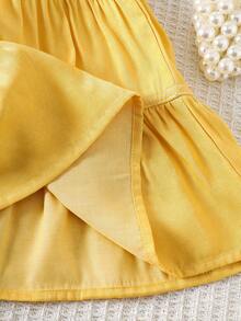 SHEIN Playful Pals 2026春夏柔软舒适面料时尚单品，SS26度假旅行必备，女童两件套休闲学院风短袖上衣和吊带裙套装，适合夏季度假穿着 - 黃色 - 查看 11