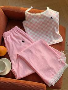 SHEIN EZwear 2026夏季新款女士休闲粉色蕾丝边吊带格纹上衣搭配粉色条纹裤两件套，返校季米黄色两件套，适合夏季、度假、音乐节等场合 - 彩色 - 查看 1