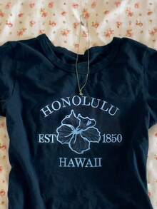 Glimmora Áo thun nữ tay ngắn cổ tròn dáng regular fit, thiết kế thêu chữ và hoa kiểu Hawaii, thích hợp làm quà tặng cho bạn bè. - Màu xanh hải quân - Xem 3