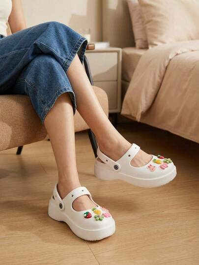 Zueco tipo clog, calzado slip on, zueco con correa trasera, zueco con aplicaciones, calzado cómodo, zueco ligero, calzado casual, zueco juvenil