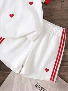 SHEIN Playful Pals 2件套，适合4-7岁女童，运动/可爱休闲风，红白撞色+爱心刺绣印花短袖T恤+短裤，轻薄面料，适合日常穿着、上学、休闲，春夏秋季皆宜。 - 彩色 - 查看 6