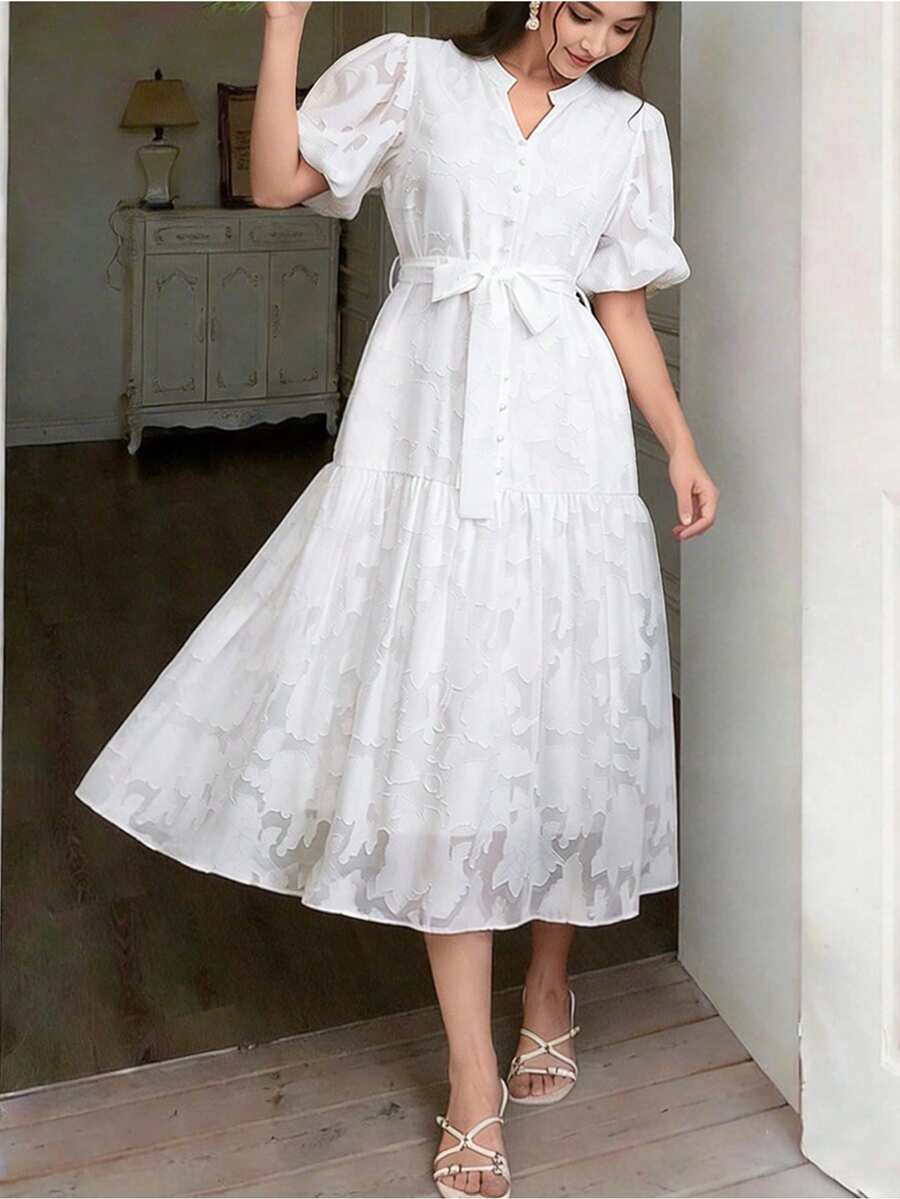 Modelyn فستان أبيض مزين بزخارف زهرية مفرغة وأكمام منتفخة مع حزام - أبيض - مشاهدة 1
