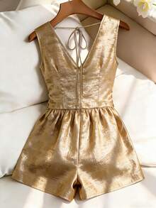 Franclia Bộ jumpsuit cổ chữ V sâu bóng ánh kim | Bộ jumpsuit quần short dự tiệc sang trọng thiết kế nhún eo - Vàng - Xem 2