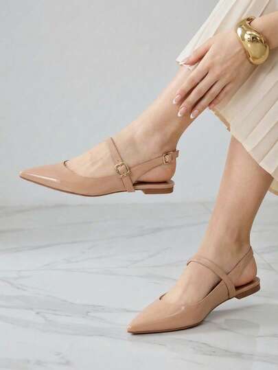Flats slingback de punta afilada, modelo contemporáneo con estructura ligera en charol sintético brillante, destaca por el diseño abierto en talón con correa ajustable y hebilla metálica, corte estilizado que realza la silueta del pie, suela antideslizante de perfil delgado, plantilla acolchada suave, disponibles en diferentes colores versátiles ideales para vestir de forma elegante o casual, combinables con faldas, pantalones, vestidos, perfectos para oficina, eventos formales, atuendos diarios
