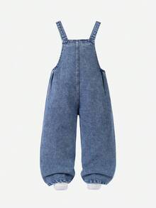 Genkimix Kids 女童休闲可爱风牛仔背带裤，应季款，中蓝色牛仔布，蝴蝶结装饰，粉色爱心刺绣，宽松直筒裤型，面料柔软舒适，适合上学、通勤和日常户外活动穿着。 - 中等水洗藍 - 查看 3