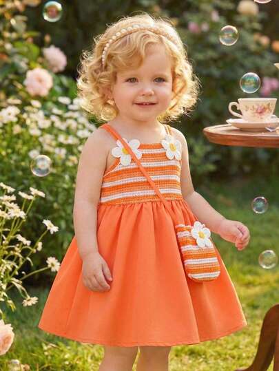 女婴甜美碎花装饰无袖连衣裙，搭配同款迷你斜挎包，宽松裙摆，适合休闲外出、度假旅行、家庭聚会、夏季野餐等场合。