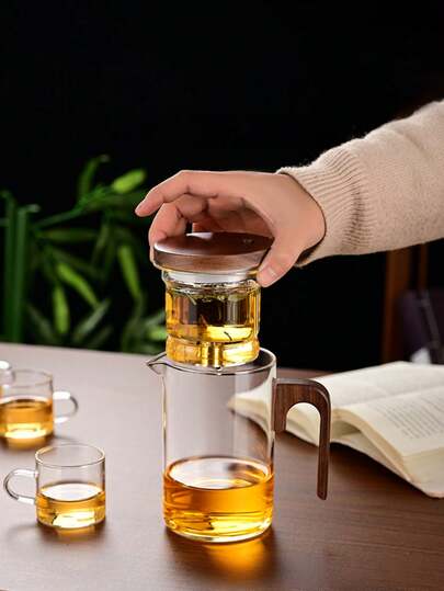 Una nueva tetera de vidrio con filtro magnético de cintura pequeña con separación automática de té y taza de té.