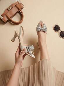 Elegantes sandalias  de tacón con detalle de lazo, puntera cuadrada y tira al tobillo para mujer. - Latte - Ver 2