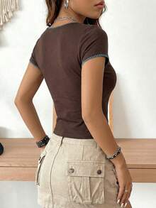 SHEIN EZwear 休闲简约刺绣贝壳边饰圆领修身女式T恤，适合夏季、度假、音乐节等场合。 - 棕色 - 查看 2