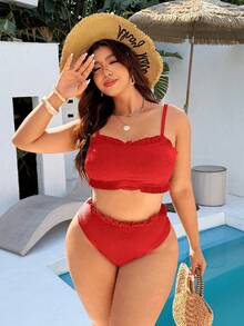 Swim Basics Conjunto de traje de baño de vacaciones en la playa para mujer, con parte superior tipo bandeau de tela jacquard de unicolor con adorno floral y Bottom tipo bikini de tela jacquard de unicolor con volante en la cintura, estilo minimalista sexy - Rojo - Ver 3