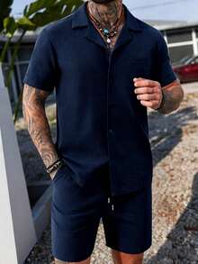 Manfinity Homme 男士纯色短袖单排扣口袋衬衫短裤休闲套装，男士度假两件套，夏季蓝色两件套，男士藏蓝色套装，适合日常休闲、周末旅行、户外活动、探险旅行、轻松的工作环境或半正式场合，可作为男友/丈夫礼物、周年纪念/生日礼物、派对夏季假期、沙滩装、夏威夷婚礼以及春夏穿着。 - 寶藍色 - 查看 5