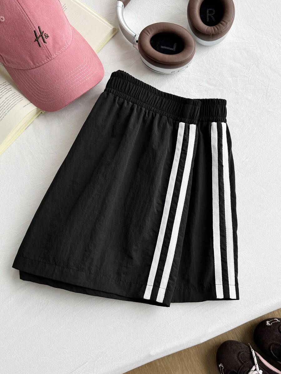 SHEIN Comfortcana 大码女式复古运动风休闲棕色撞色条纹短裤 - 黑與白 - 查看 1