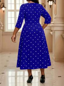 SHEIN Lady CURVE 大码优雅派对波点印花连衣裙 黑色波点连衣裙 黑白波点连衣裙 女士教堂礼服 波点连衣裙 优雅中长连衣裙 黑白波点连衣裙 波点中长连衣裙 大码波点印花黑白圆领撞色滚边开衩中长连衣裙 七分袖优雅连衣裙 - 寶藍色 - 查看 2