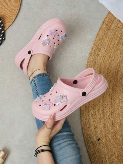 Sandalia tipo mule para mujer con pines de estrella, perfecta para actividades cotidianas como caminar por casa, descansar, salir al jardín o dar paseos cortos. Sandalias ideales para usar en entornos húmedos por su suela antideslizante como la playa, la piscina o incluso en trabajos donde se requiere estar de pie durante largos periodos.