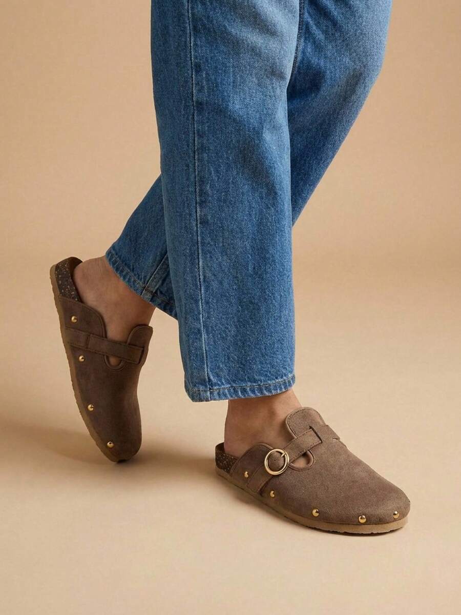 Zuecos de mujer con puntera redonda, plantilla de corcho y correa ajustable, detalles de medias - topo - Ver 1