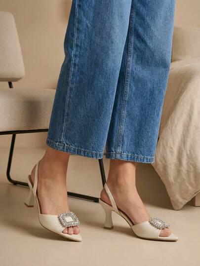Elegantes sandalias  de tacón con detalle de lazo, puntera cuadrada y tira al tobillo para mujer.