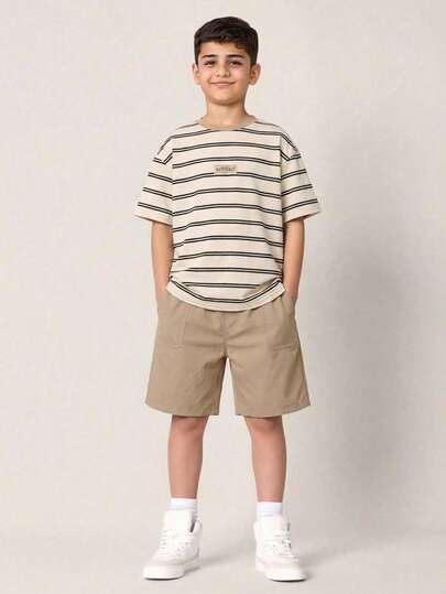 Bộ 2 món cho bé trai tuổi teen, gồm áo thun kẻ sọc và quần short màu trơn, kiểu dáng thường ngày thoải mái và đa năng.