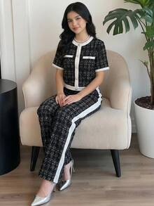 Bộ đồ 2 mảnh thanh lịch dành cho thiếu nữ: Áo thun ngắn tay và quần ống rộng màu trắng in họa tiết, viền tương phản, trang trí khóa kim loại. - Đen và trắng - Xem 12