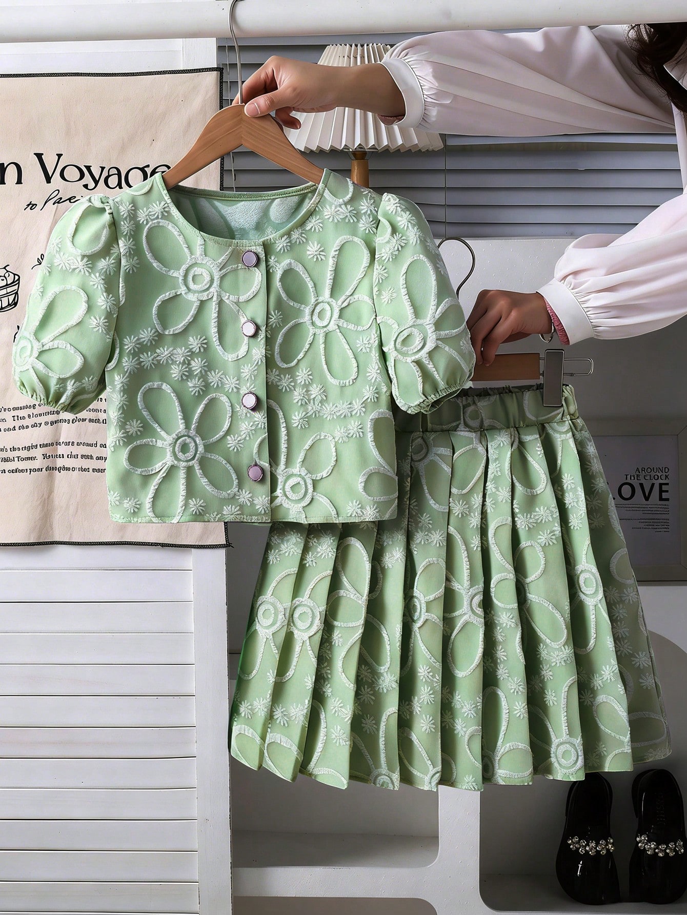 SHEIN طقم كارديجان أبيض ناعم مزين بأزرار اللؤلؤ وت...