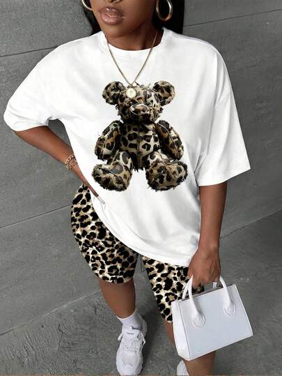 Slaydiva Avslappnad lös leopardmönstrad nallebjörnsgrafik rund halsringning kortärmad t-shirt och leopardmönstrade shorts 2-delat set, lämplig för sommar och musikfestivaler, plusstorlek