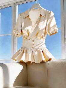 Franclia Blusa de mujer con botones decorativos metálicos brillantes, manga corta y volantes, beige, elegante para verano, trabajo, oficina, casual, formal, estilo vintage y urbano - Albaricoque - Ver 1