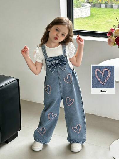 Genkimix Kids Quần yếm denim kiểu dáng dễ thương, thoải mái cho bé gái, màu xanh denim trung bình, trang trí nơ, thêu trái tim màu hồng, ống quần rộng thẳng, chất vải mềm mại và thoải mái, phù hợp cho đi học, đi làm và mặc hàng ngày ngoài trời.