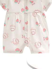 SHEIN Bộ đồ liền thân cho bé gái thời trang xuân/hè 2026 mới, chất liệu cotton mềm mại, in hình dâu tây hoạt hình, kiểu công chúa, thích hợp mặc hàng ngày và đi nghỉ mát, dễ dàng mặc vào/cởi ra bằng nút bấm. - Nhiều màu - Xem 6