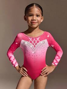 Bộ đồ thể dục dụng cụ dài tay màu hồng dành cho bé gái, thích hợp cho tập luyện và thi đấu. Được trang trí bằng đá lấp lánh ở phía trước và tay áo, kết hợp giữa thiết kế thời trang và tiện dụng. Được làm từ chất liệu mềm mại, co giãn để đảm bảo sự thoải mái và tự do vận động, là lựa chọn lý tưởng cho việc tập luyện, huấn luyện và thi đấu thể dục dụng cụ. - Nhiều màu - Xem 4
